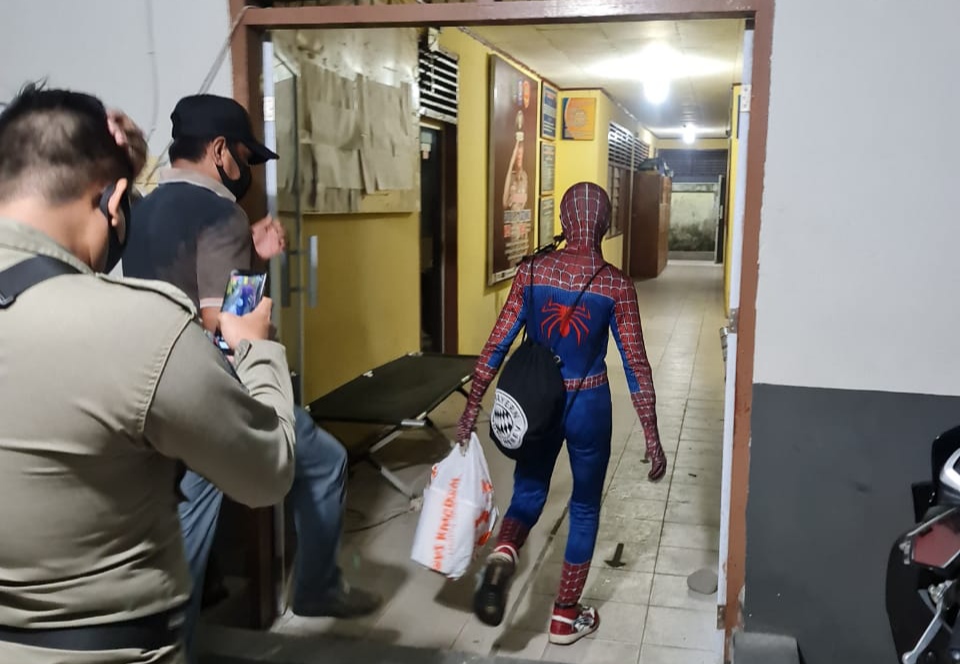 Demi Konten Joget Ditengah Jalan, Spider Man Ini Digiring Satpol PP Inhil