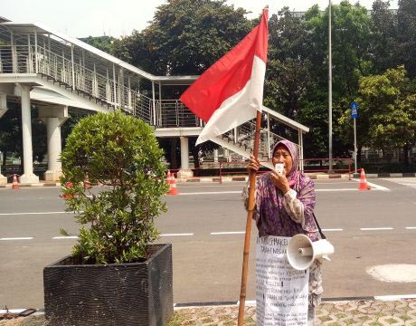 Orasi Solo di KPK, Nenek Ini Tuntut Oknum Anggota DPRD Rohil Dipidana
