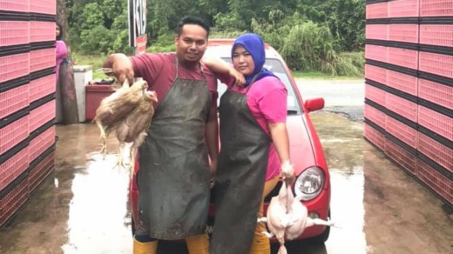 VIRAL! Istri Tukang Ayam Belikan Mobil Mewah Rp 800 Juta untuk Suami
