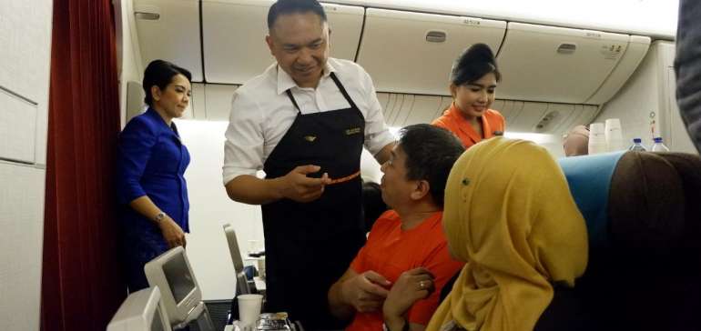 Petinggi Garuda Indonesia Layani Langsung Penumpang di Pesawat