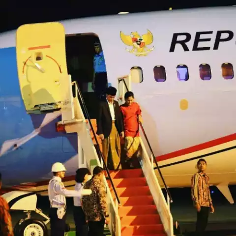 Tiba di Riau, Jokowi Turun Pesawat Pakai Sarung