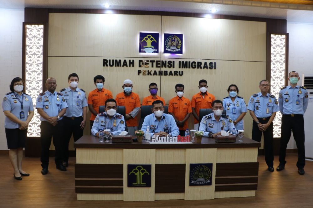 Kemenkumham Riau Deportasi 2 Warga Pakistan