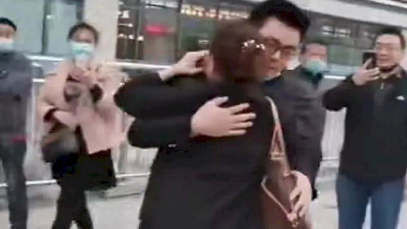 28 Tahun Lalu Terpisah, Pemuda Ini Bertemu Ibu Kandung yang Tertukar di Rumah Sakit