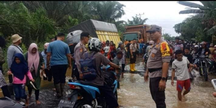 Geobag Disiapkan untuk Atasi Jalan Rengat - Tembilahan yang Putus