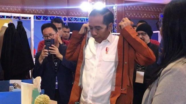 Suka Produk Lokal, Jokowi Belanja Jaket Rp 499 Ribu di Idea Fest