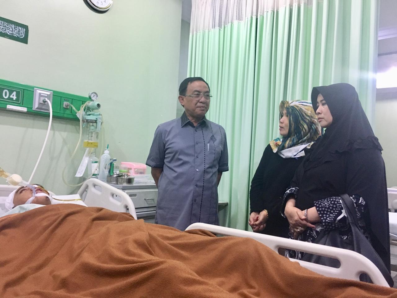Bupati Inhil Besuk Bayu Alfasah Di RS Islam Ibnu Sina, Pekanbaru
