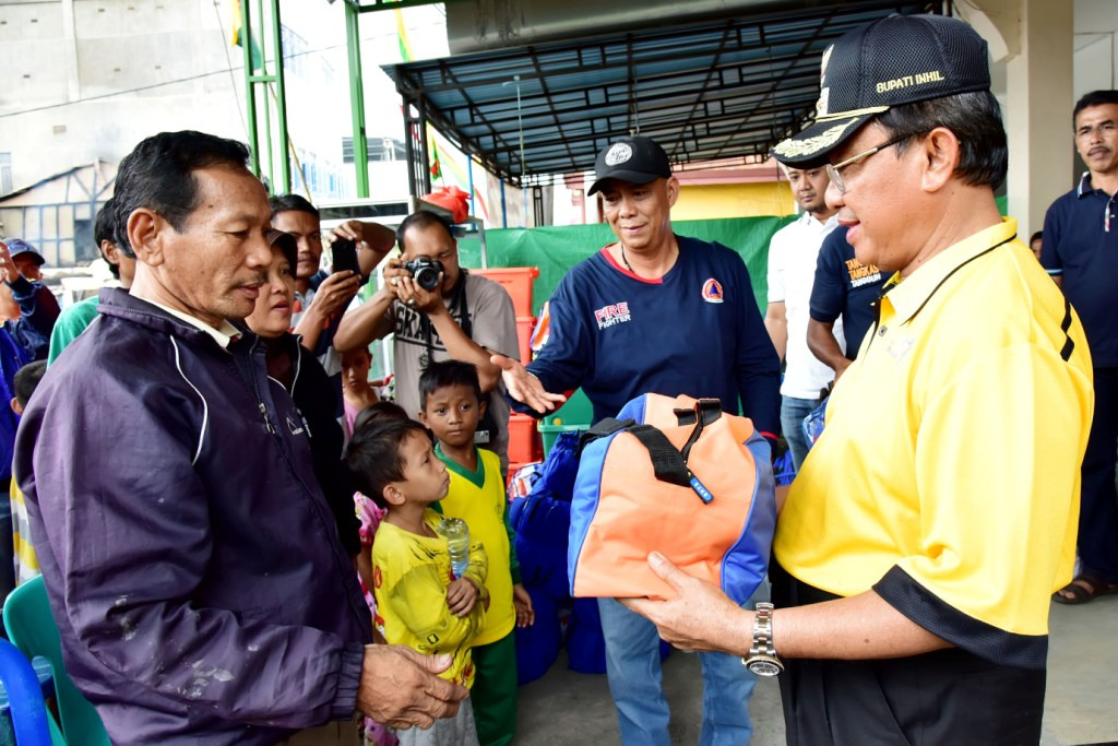 Bupati Inhil Bantu Korban Kebakaran Jalan H Arsyad Ahmad Tembilahan