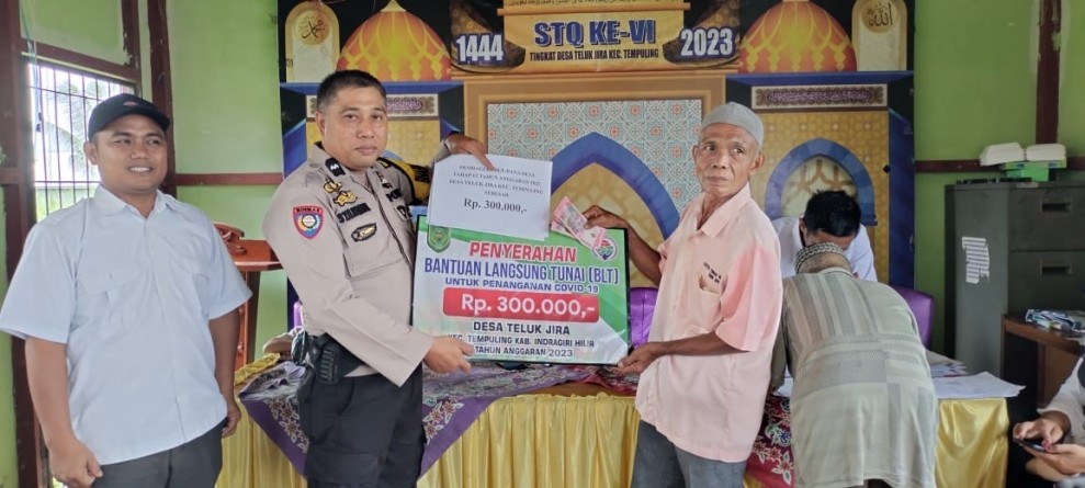 Bhabinkamtibmas Desa Teluk Jira Dampingi Warga Terima BLT
