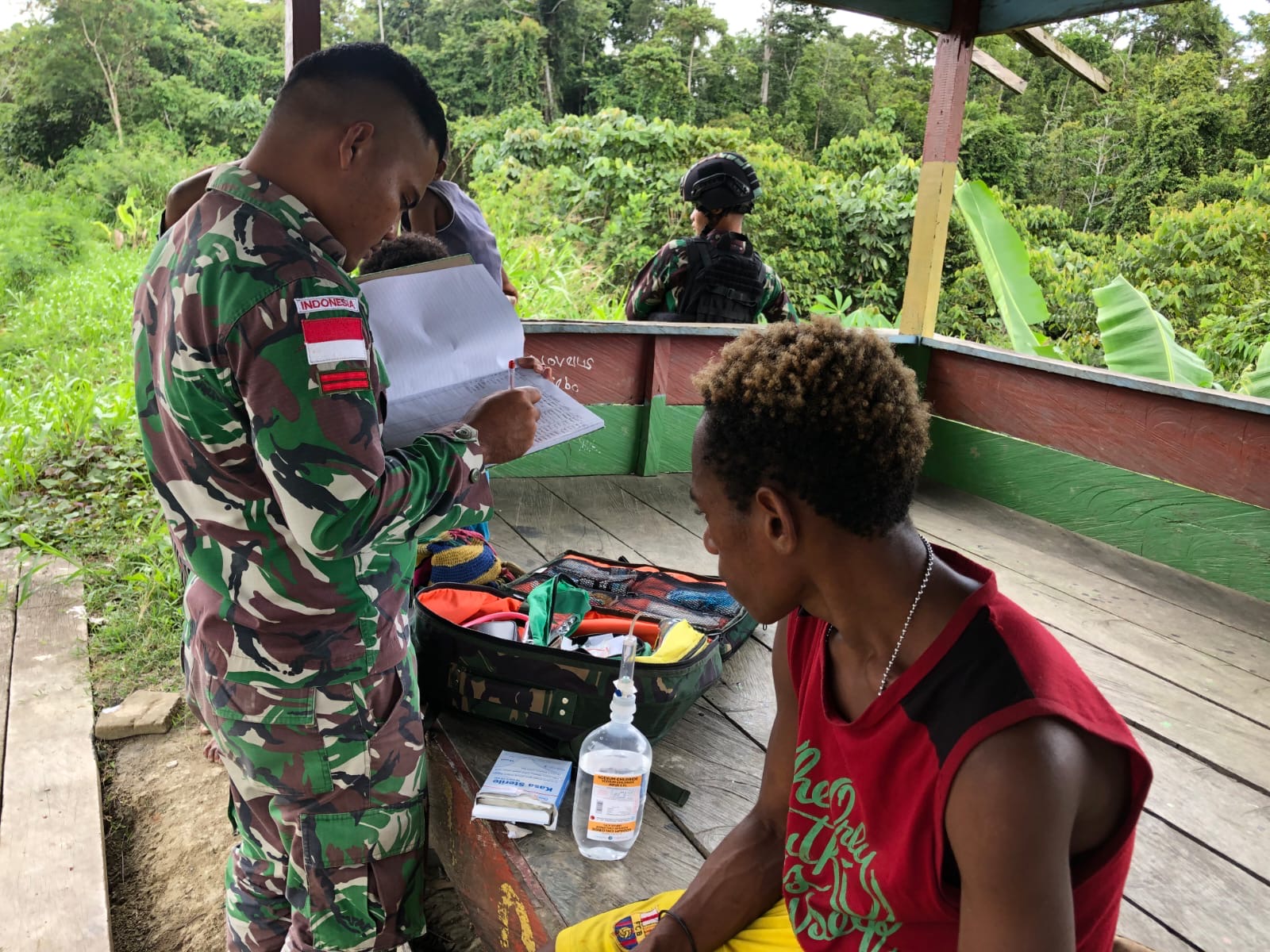 Fungsikan Urgent Care Center Satgas Pamtas Yonif 126/KC Obati Masyarakat Yang Terluka