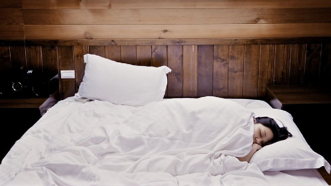 Tujuh Manfaat Tidur Sambil Memeluk Guling