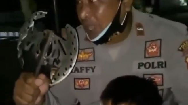 Wiro Sableng Diringkus Polisi, Kapak Naga Geni 212 Turut Diamankan