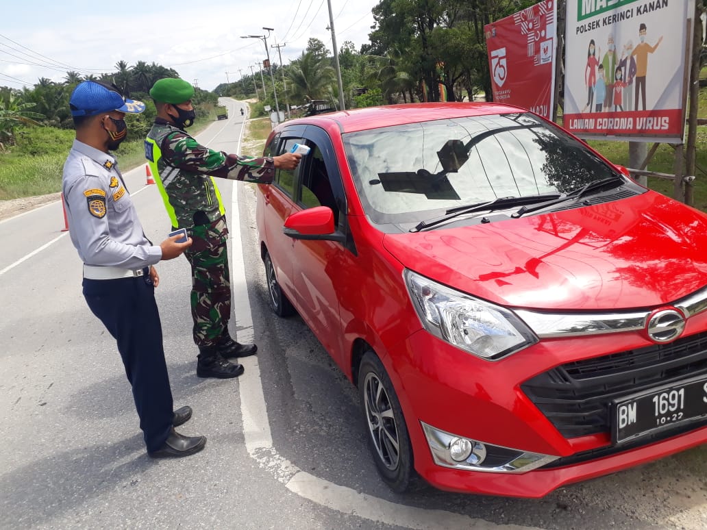 Perketat Perbatasan Siak – Pelelawan, Babinsa Koramil 03/Siak Lakukan Pemeriksaan Warga yang Keluar Masuk