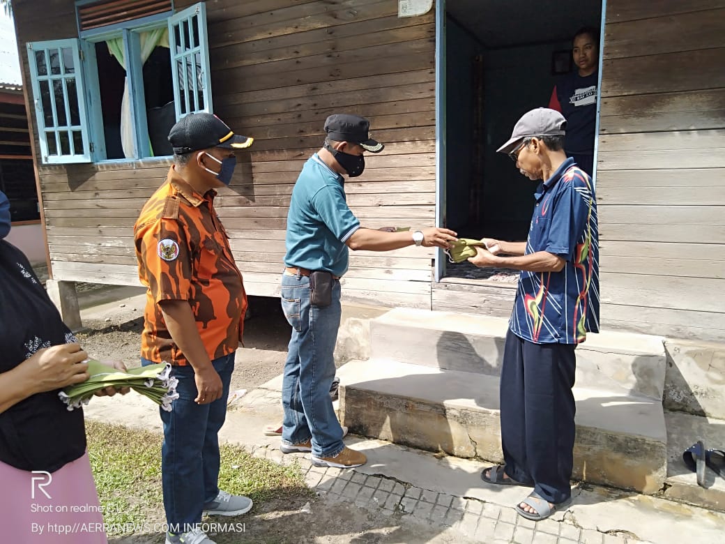 Cegah Penyebaran COVID-19, Pemkam Koto Gasib Bagi-bagi Masker ke Rumah Warga 