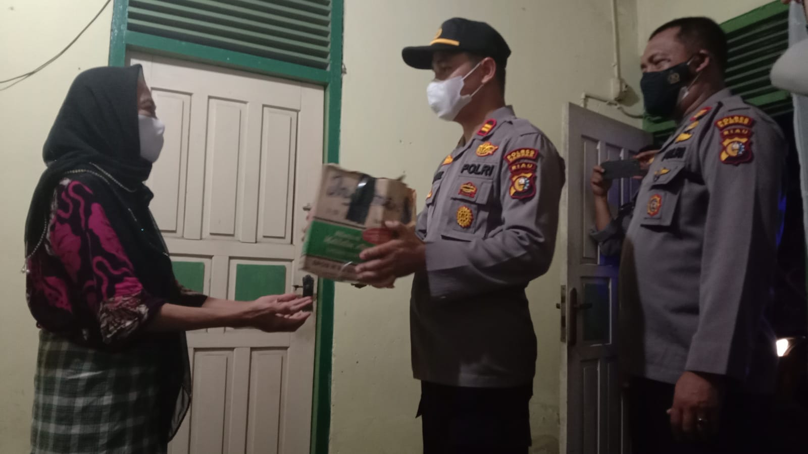 Polres Kampar Berikan Bantuan Kepada Warga Kurang Mampu di Bangkinang