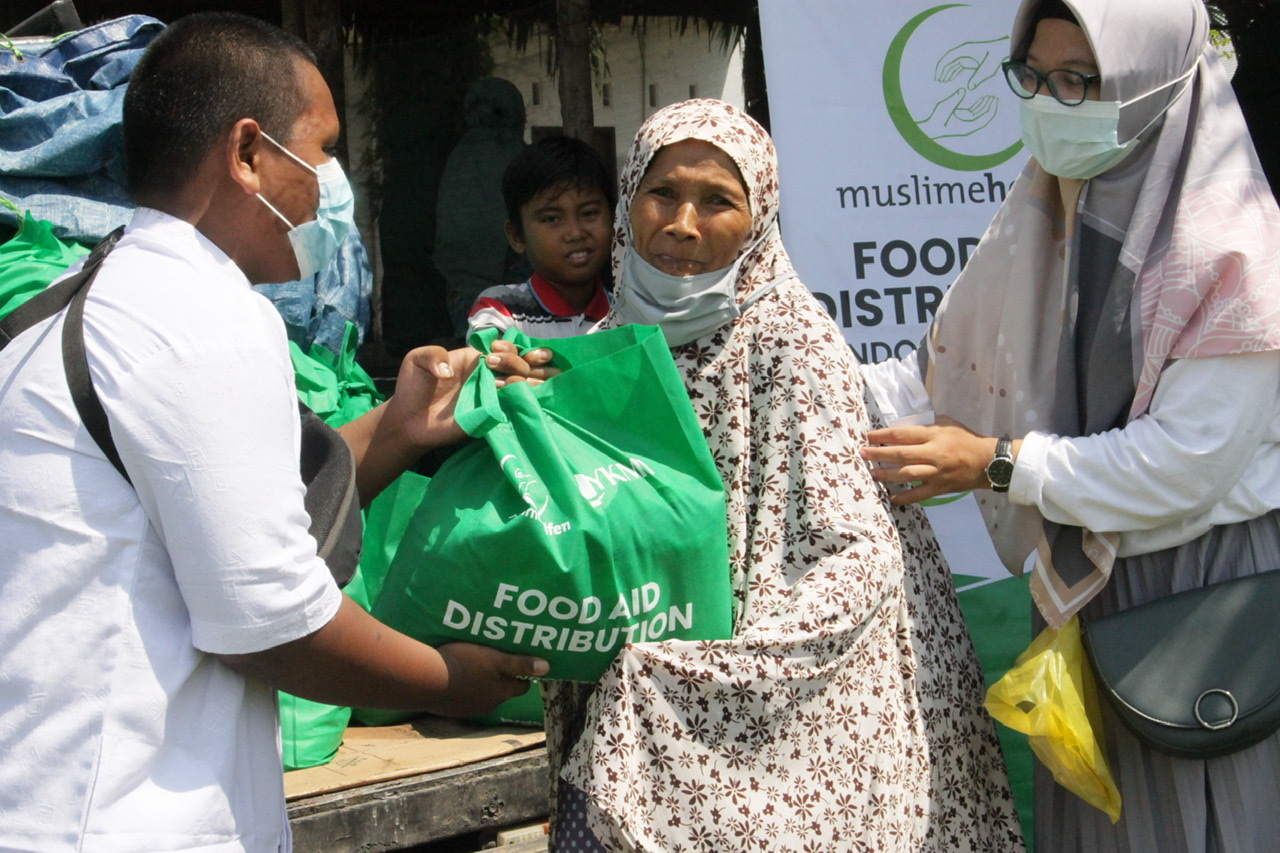 Lembaga Sosial asal Jerman, Muslimehelfen & YKMI berbagi Paket Pangan di Pekanbaru