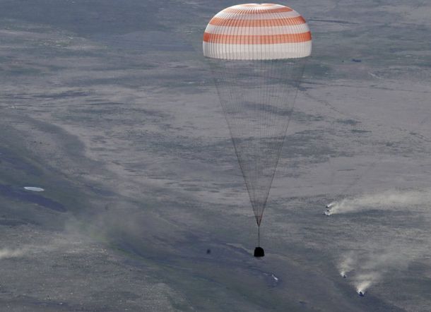 Tiga Astronot Kembali ke Bumi Gunakan Parasut Berwarna Merah Putih