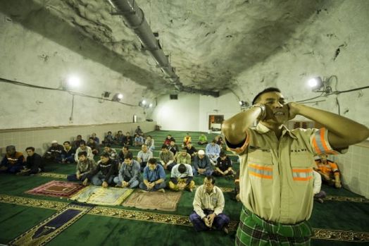Salat Tarawih di Masjid 1.700 Meter di Bawah Permukaan Bumi