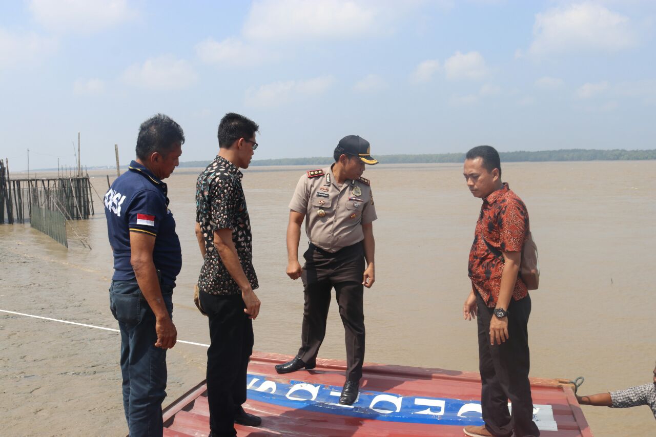 Dua Peti Kemas yang Ditemukan Nelayan Inhil Berisi Tepung Terigu