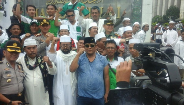 Air Masjid Istiqal Habis, Demonstran Wudhu Pakai Air Mineral