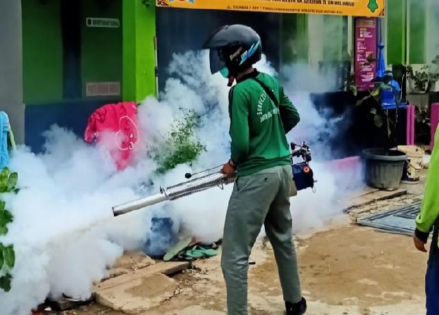 Dinkes Inhil Melalui UPT Puskesmas Tembilahan Lakukan Fogging di Sekolah