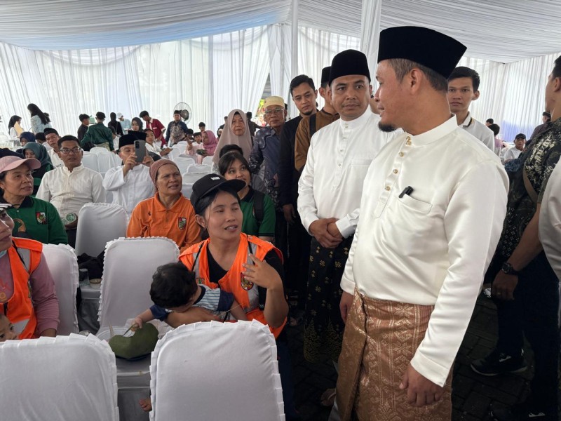 Hari Pertama Idulfitri, Wako Pekanbaru Sambut Silaturahmi Ribuan Masyarakat dan Petugas Kebersihan