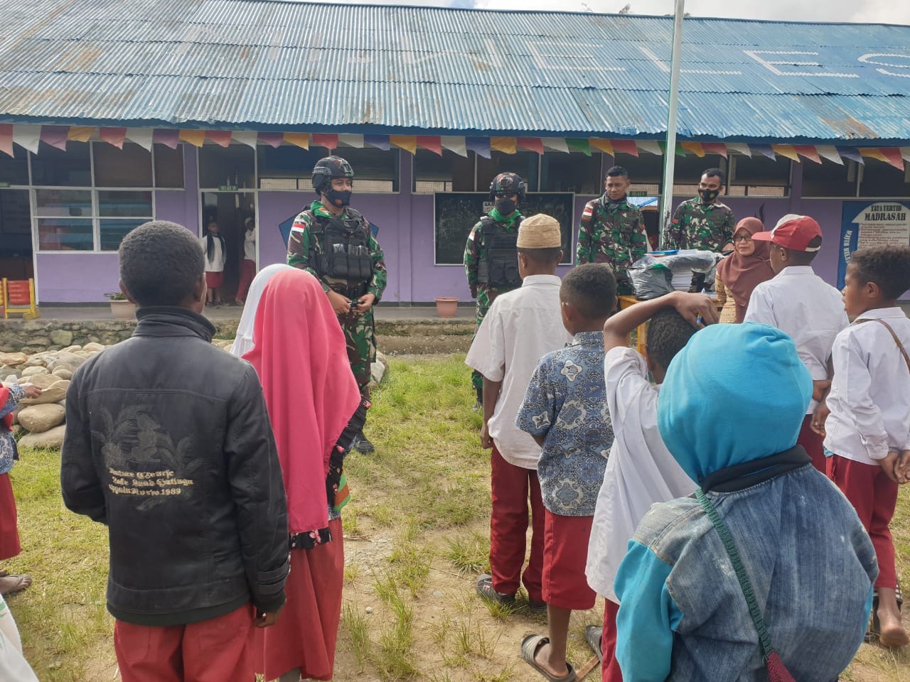 Sambut HUT Ke-76 RI, Satgas TNI Yonif 751 Berbagi Kebahagiaan Kepada Siswa-Siswi