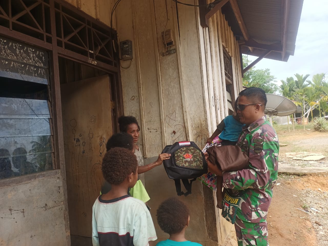 Saling Berbagi, Satgas Yonif 126/KC Berikan Tali Asih Warga Perbatasan