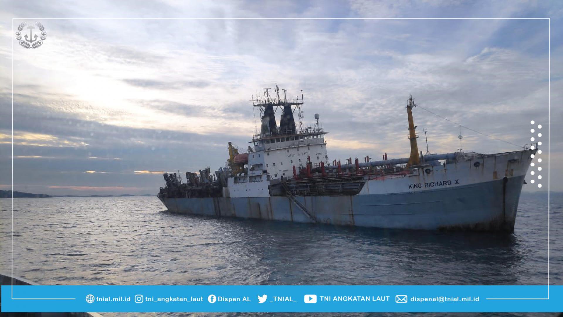 Tindakan Cepat Tanggap KRI Beladau 643 Terhadap Musibah Kebocoran Kapal di Selat Singapura