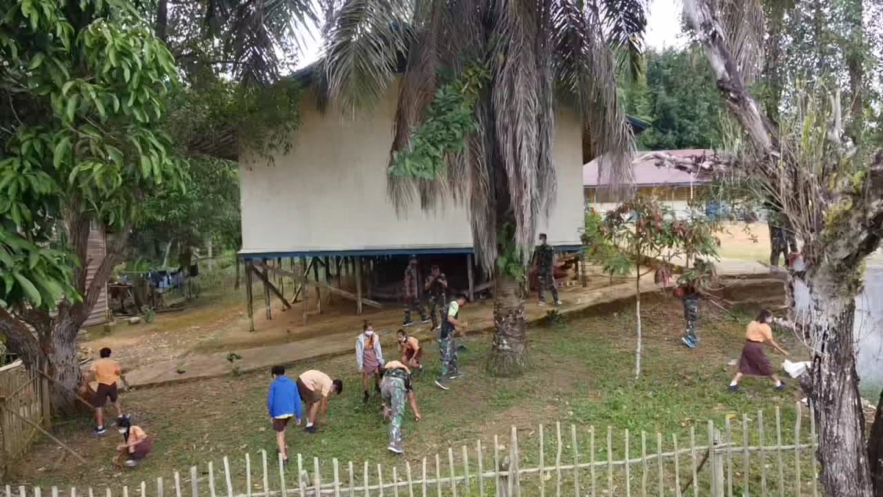 Peduli Pendidikan, Personel Yonif 642/Kapuas BersihkanLingkungan SD Negeri 03 Semitau Hilir