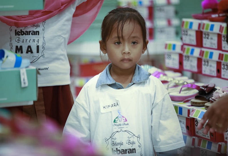 HARU!!! Kisah Anak Yatim Pertama Kali Diajak Belanja Baju Lebaran di Mal