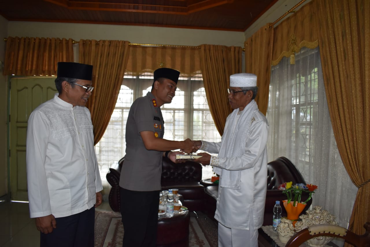 Kapolres Kampar Silaturahmi dengan Pimpinan Ponpes Daarun Nahdhah Bangkinang