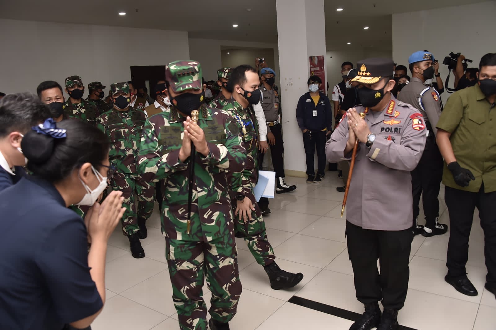 Panglima TNI Bangga Atas Dedikasi Nakes dan Non Kesehatan Bantu Pasien Terpapar Covid-19