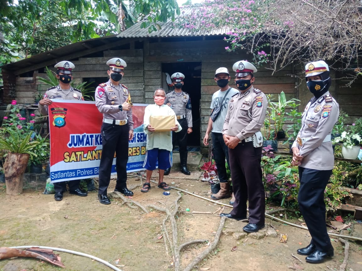 Jumat Berkah, Satlantas Polres Bintan Berikan Sembako