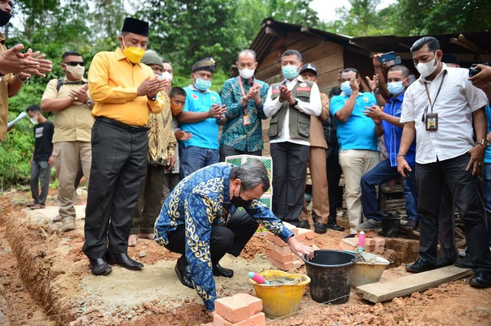 Letakan Batu Pertama Rumah Layak Huni di Desa Silam, Gubri: Siapa Lagi Menolong Kalau Bukan Kita