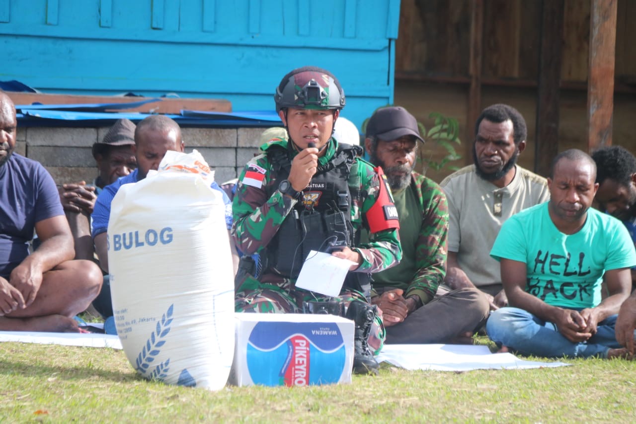 Satgas Yonif RK 751/VJS Ikuti Upacara Adat Bakar Batu Bersama Masyarakat Walesi