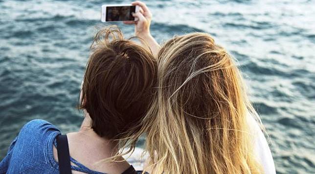 Smartphone dengan Dua Kamera Depan untuk Penyuka Selfie