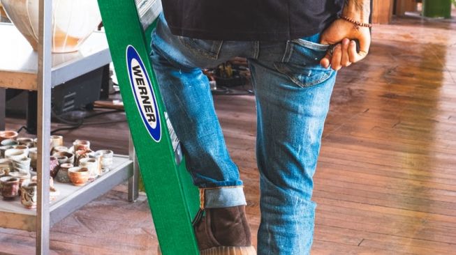 Dikira Sakit Parah, Pria Ini Ternyata Kelunturan Celana Baru