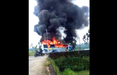 Bus Terbakar setelah Menabrak Sepeda Motor, Satu Tewas