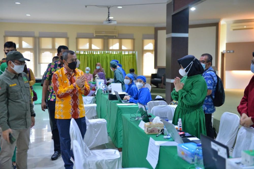 Tinjau Vaksinasi di Unilak, Gubri Syamsuar Harap Masyarakat Bersabar