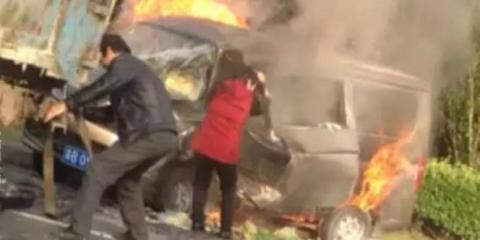 Mobil Terbakar, Suami ini Rela Korbankan Nyawa Demi Istrinya