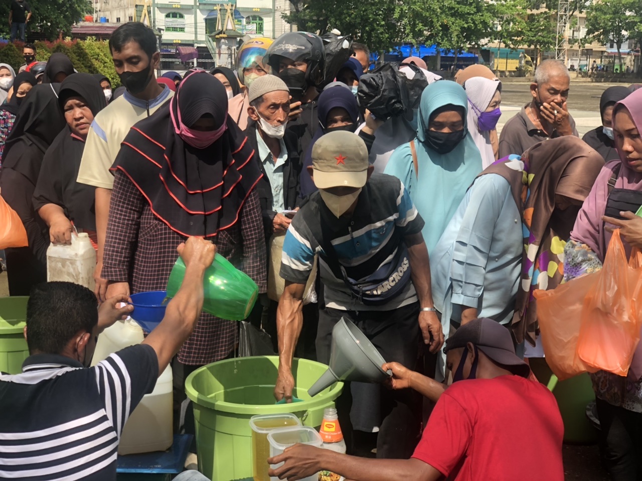 Demi Minyak Goreng, Warga Rela Antre dari Subuh