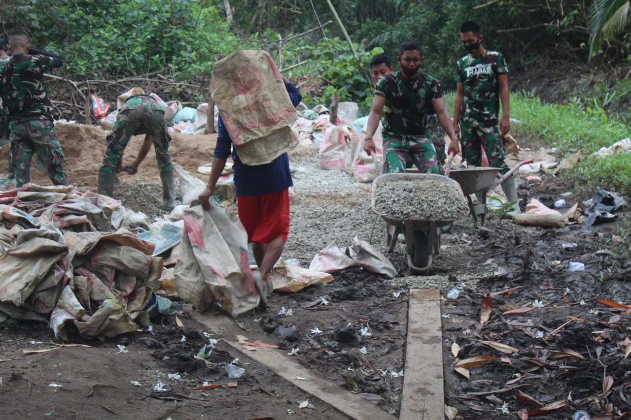 Satgas TMMD dan Warga Lansir Material