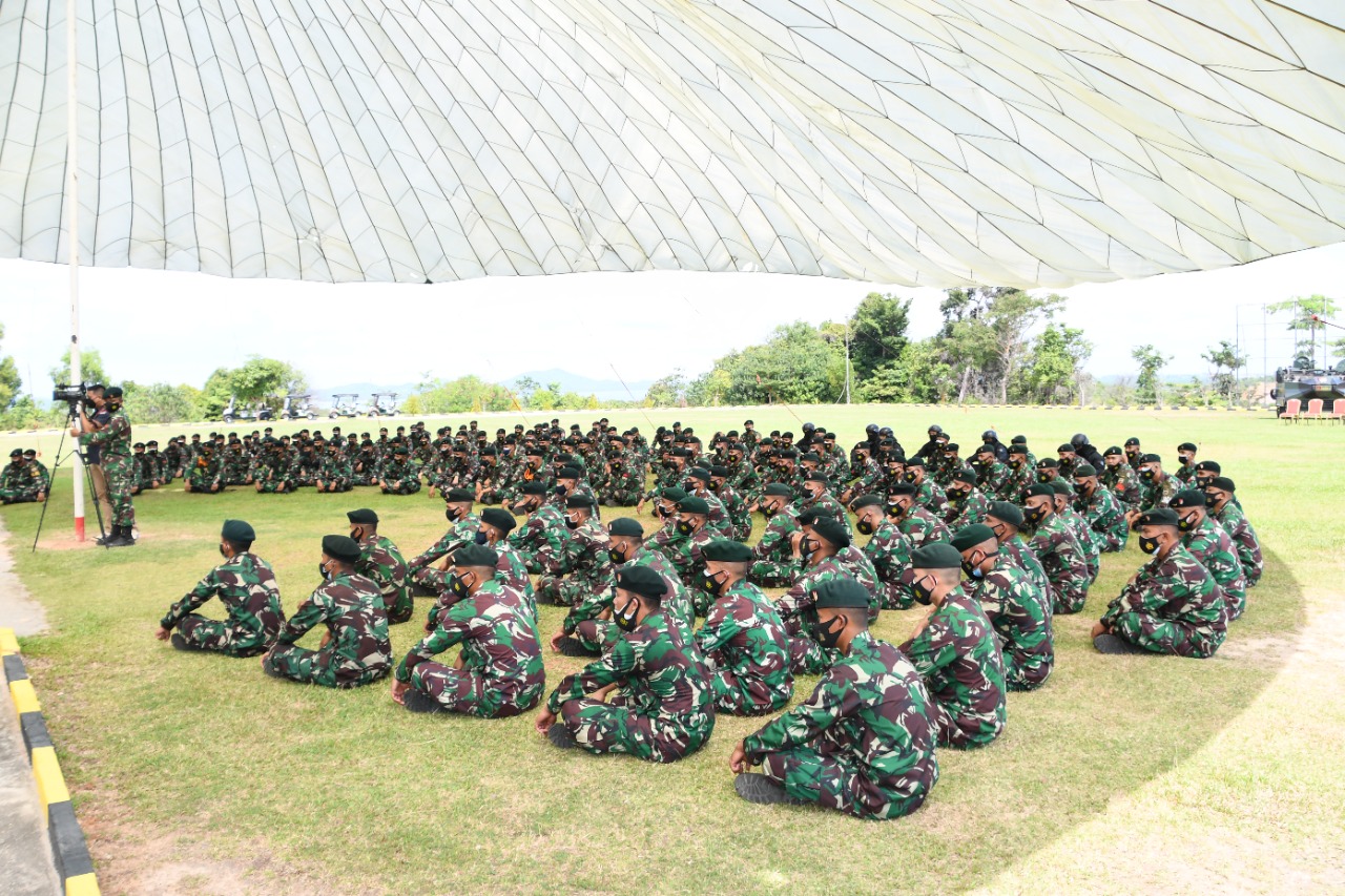 Sebelum Terbang ke Perbatasan Papua, Prajurit Yonif Khusus 136/TS Terima Kunker FKPD Kepri