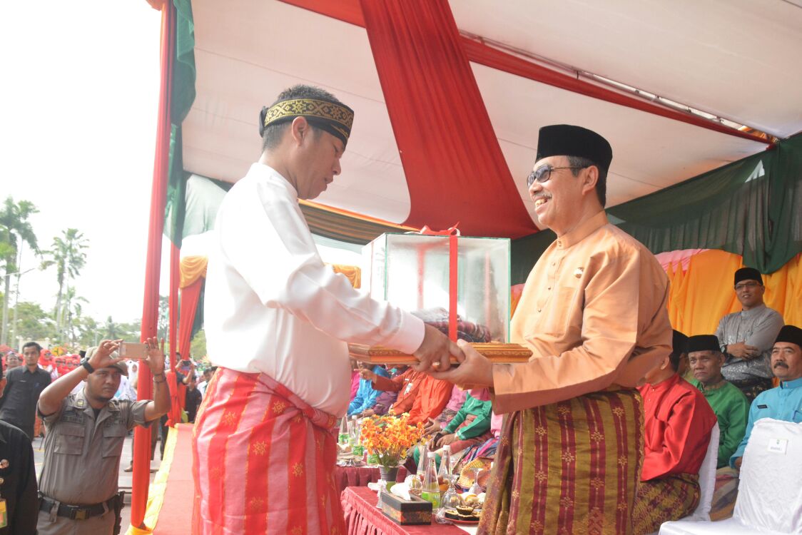 Bupati Syamsuar Lepas Ribuan Peserta Pawai Ta'aruf