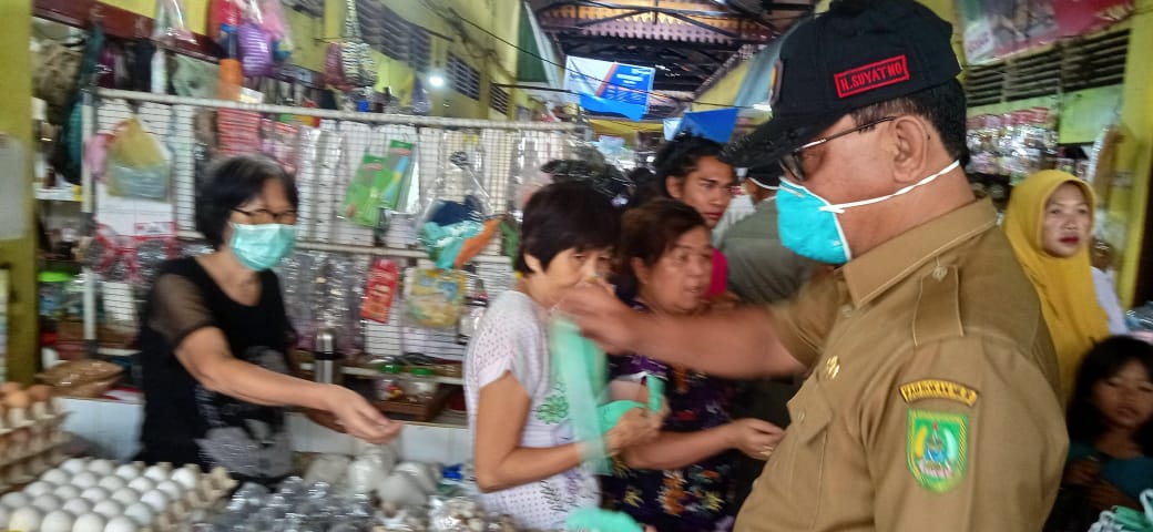 Bupati Rohil Suyatno Bagi-bagi Masker Gratis