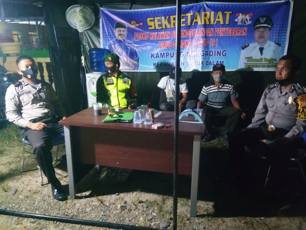 Babinsa Koramil 03/Siak, Babinkamtibmas dan Warga Kampung Sri Gading Laksanakan Pengawasan di Lokasi Rumah Pasien COVID 19