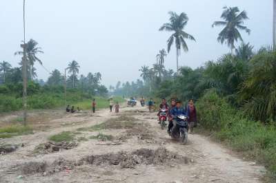 Jalan Tak Kunjung Diperbaiki, Warga Rohil Ancam Pindah ke Sumut