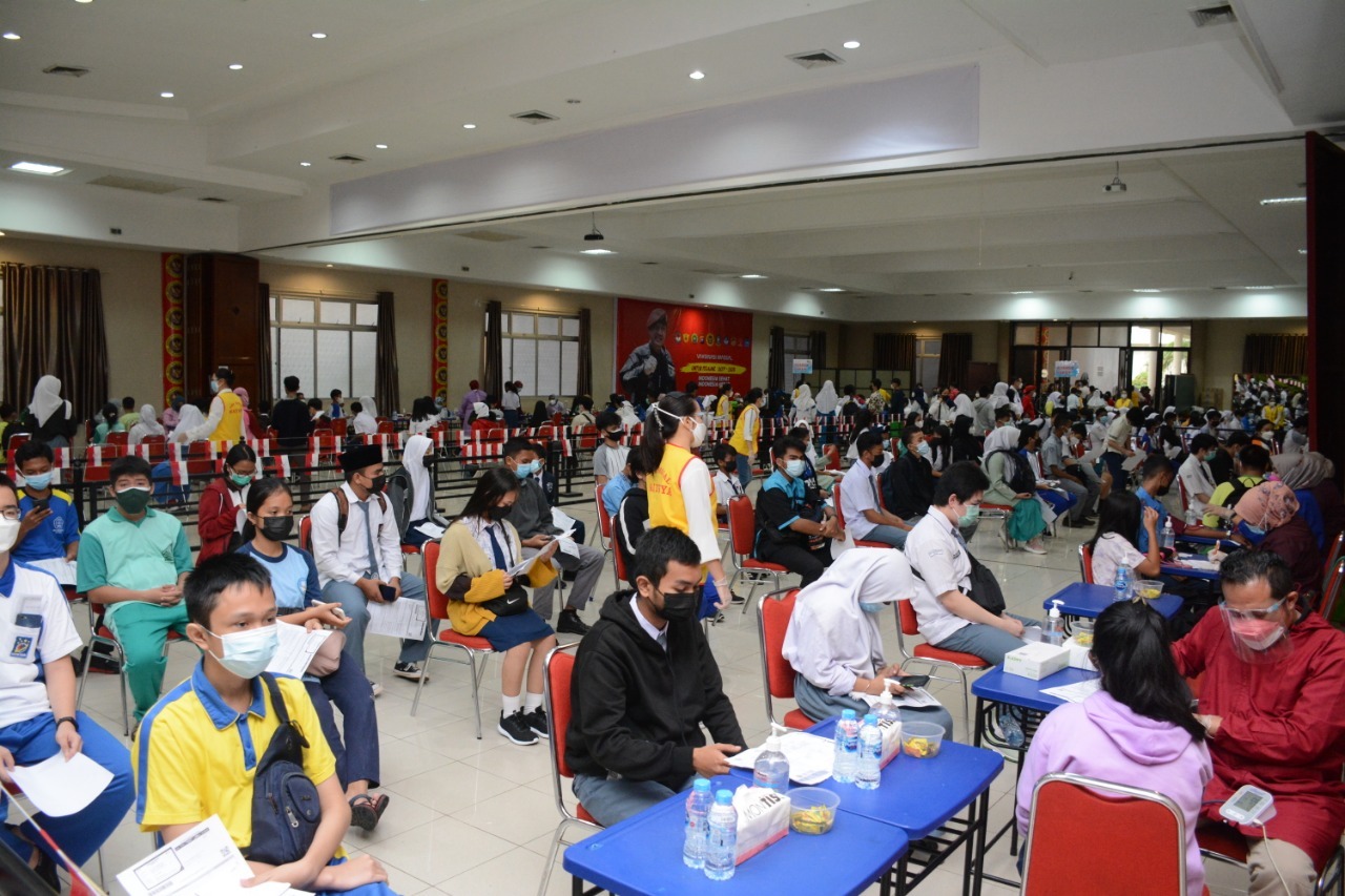 Kapolda Kepri Tinjau Pelaksanaan Vaksinasi Massal Pelajar SLTP dan SLTA