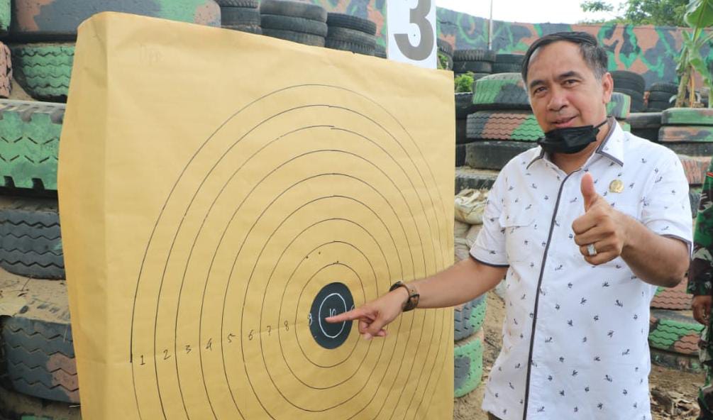 Dooorr! Ketua DPRD Inhil Raih Juara Satu Menembak Antar Forkopimda