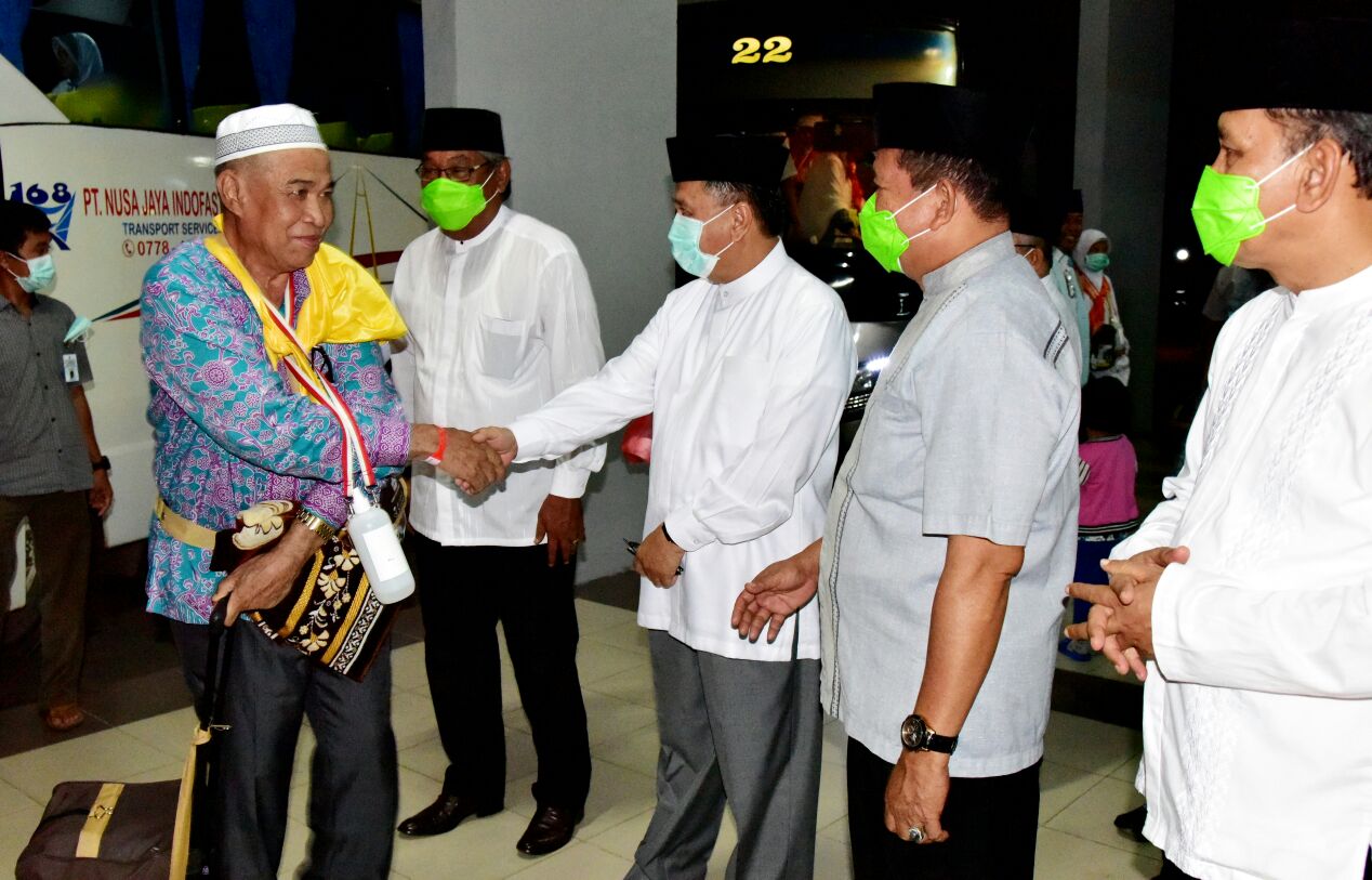 Rosman Malomo Sambut Kloter Pertama Jamaah Haji Asal Inhil di Batam